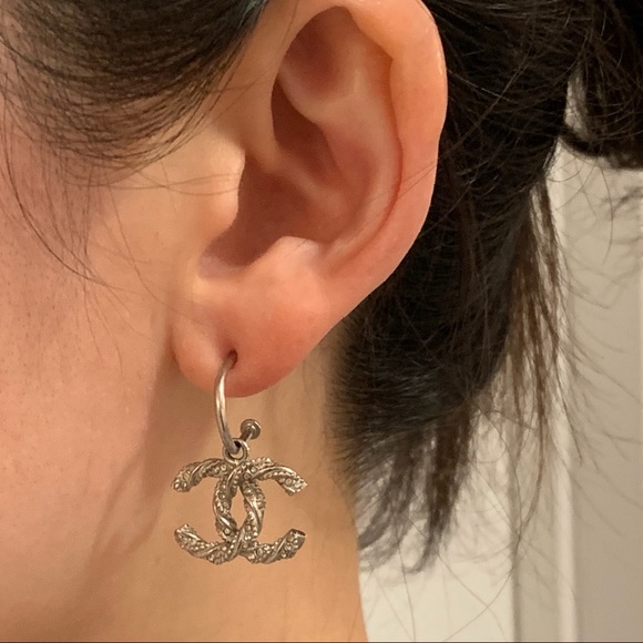 [SOLD] Authentic Chanel Earrings - Picture 7 of 8